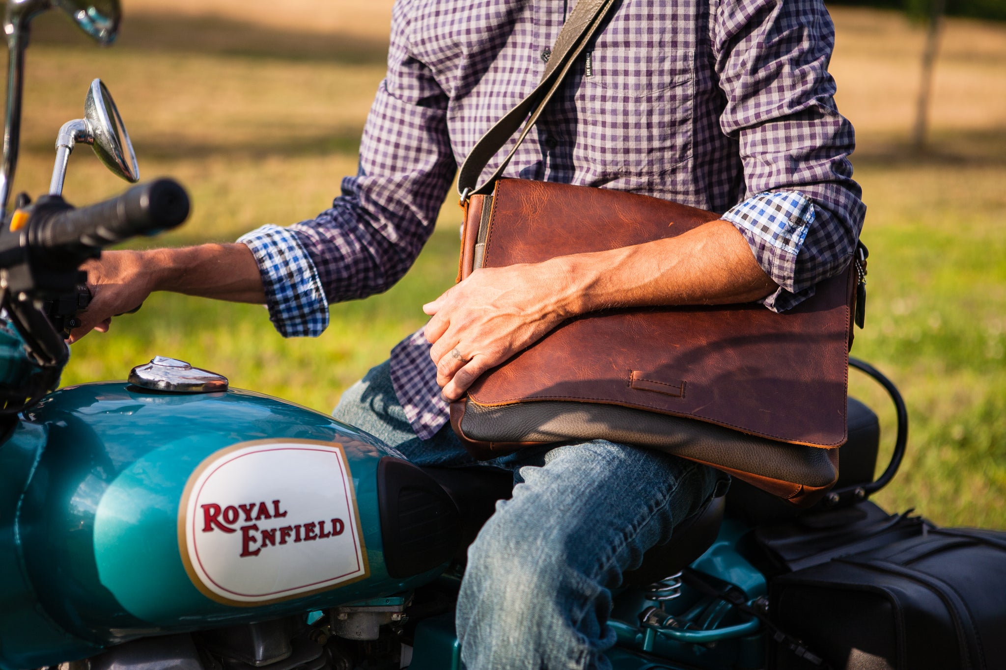 Malachi Messenger Bag: Premium Leather for Professionals
