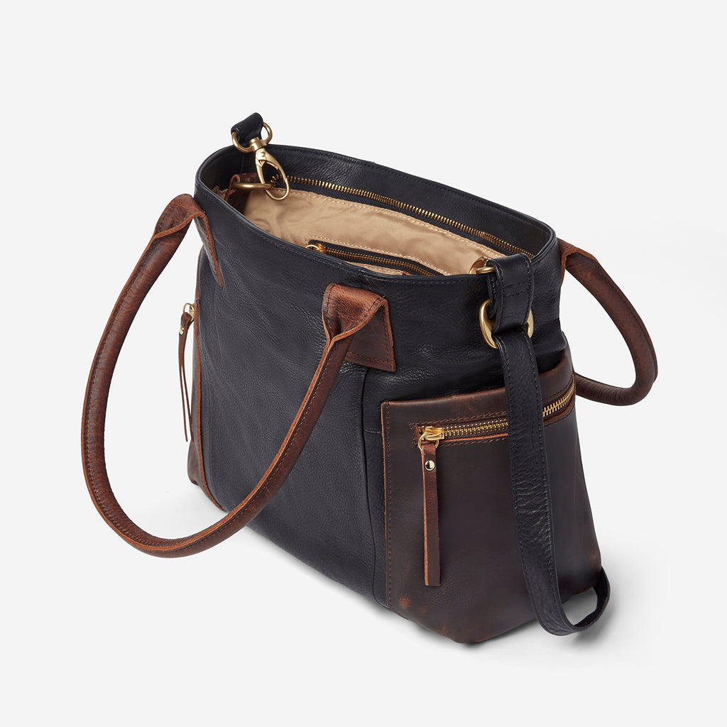 Amelia Satchel from a side.